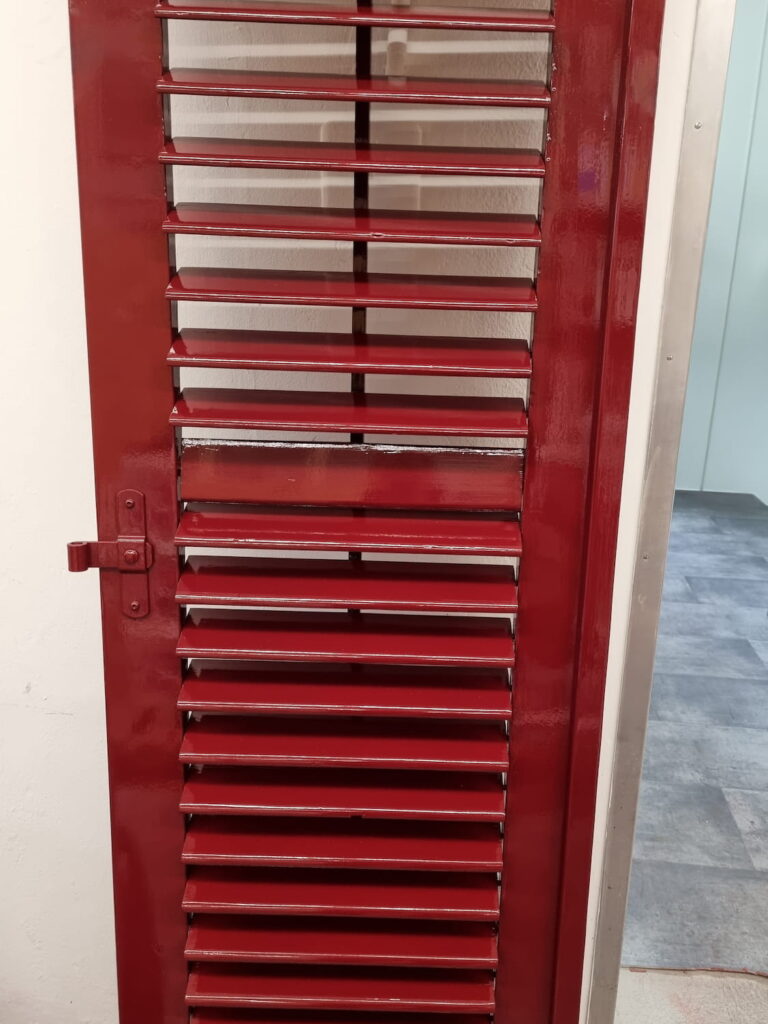 Holzfensterläden nach Lackierung