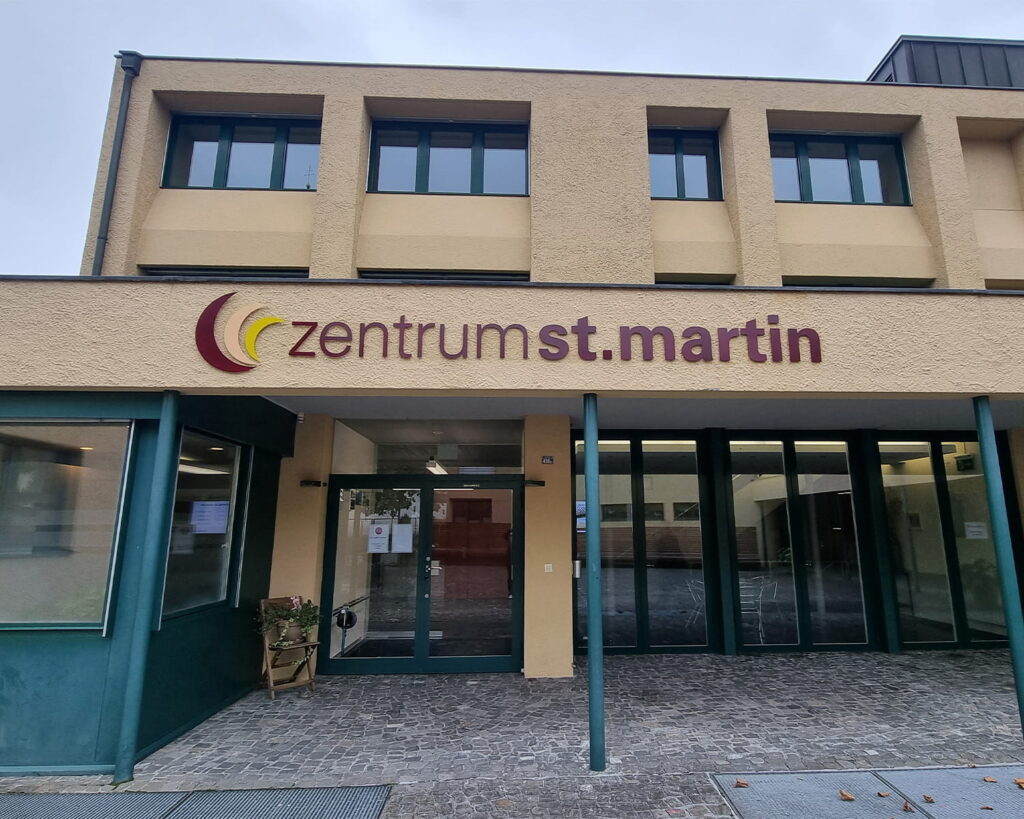 Gebäudebeschriftung Pfarreizentrum Hochdorf