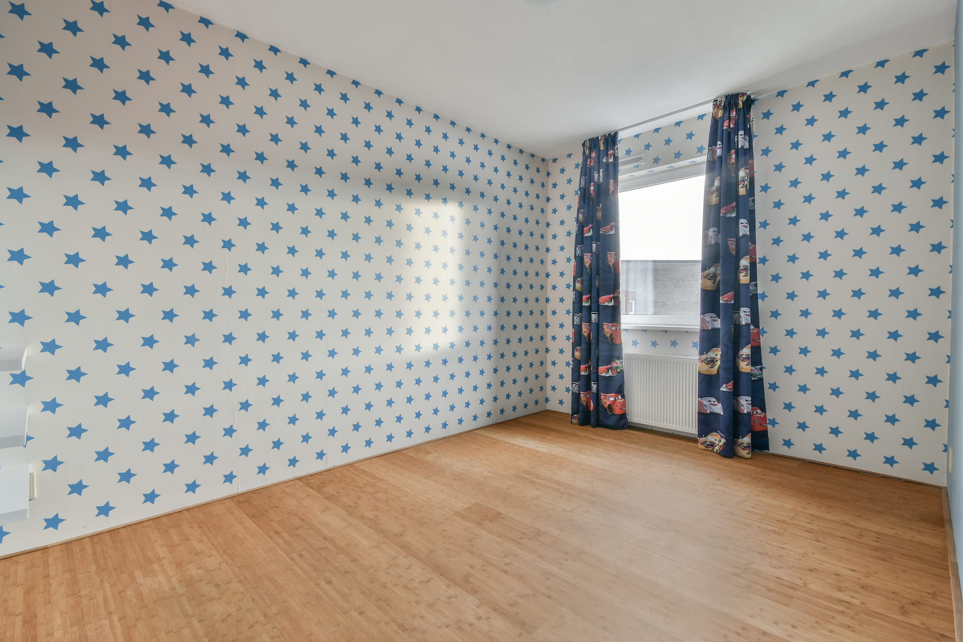 Kinderzimmer mit Sternentapete