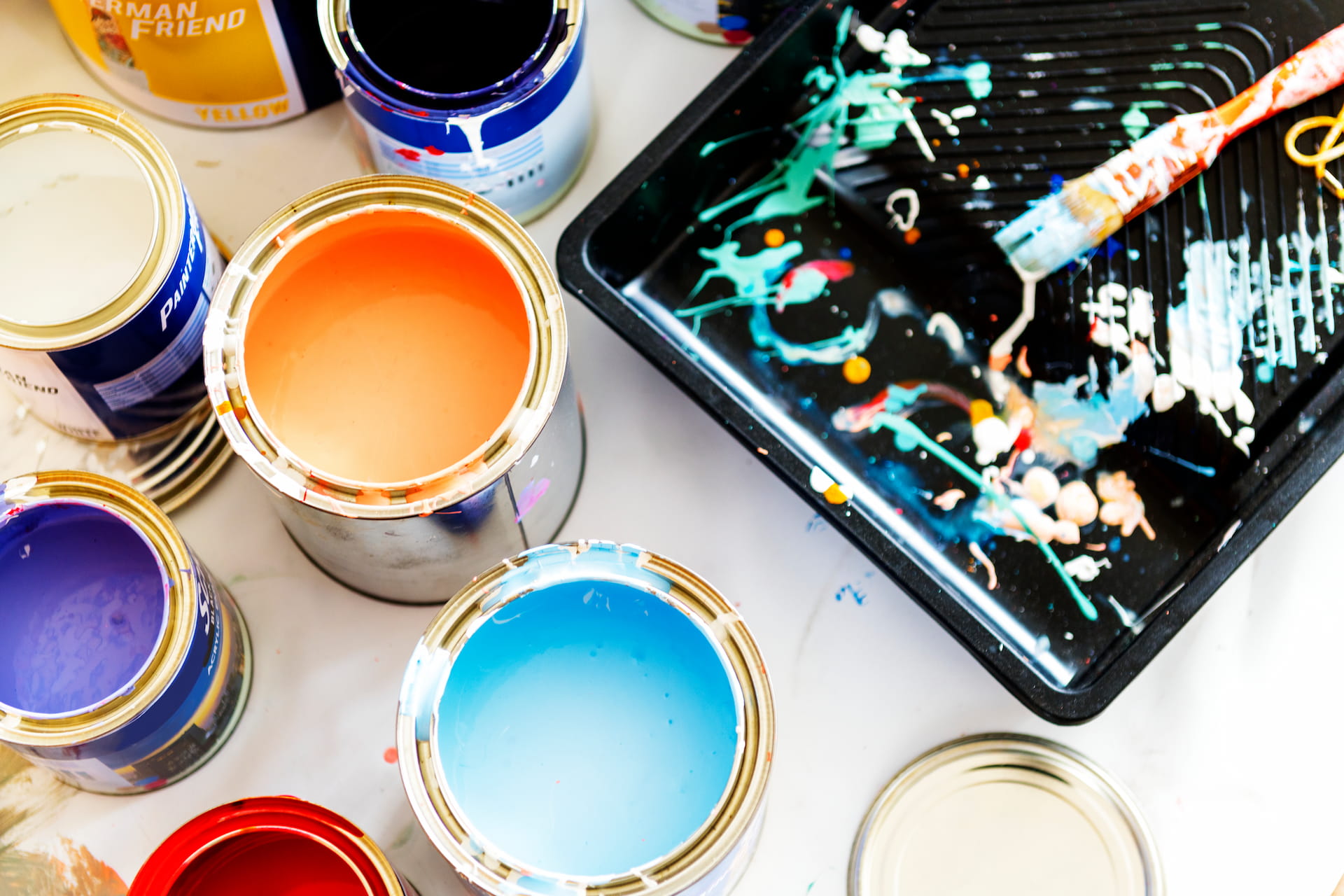 Verschiedene Farbeimer